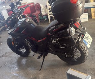 Moto Adventure Negra y Roja