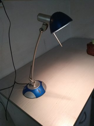 Lámpara de escritorio azul y plateada