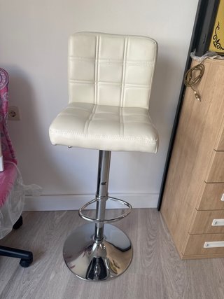 Taburete de polipiel blanco con base metálica