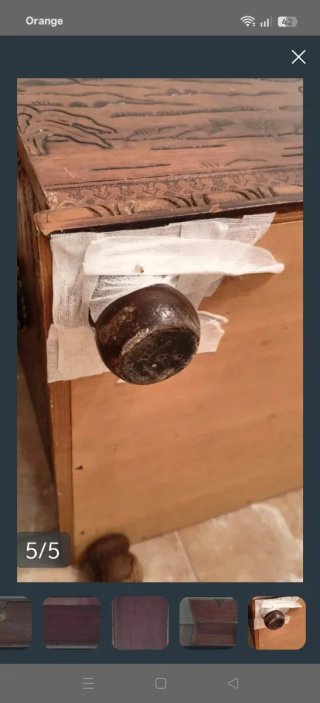 Baúl antiguo de madera tallada