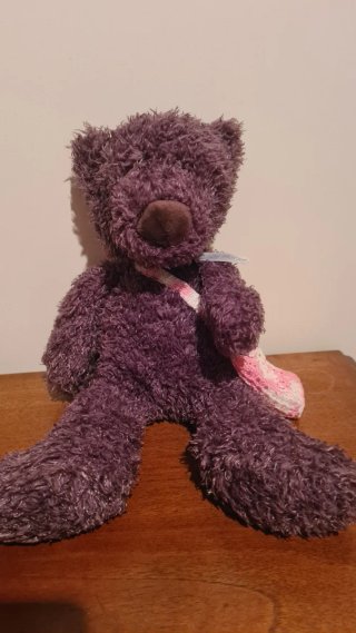 Urso de pelúcia castanho com bolsa. 40cm de altura