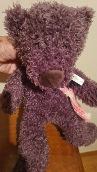 Urso de pelúcia castanho com bolsa. 40cm de altura