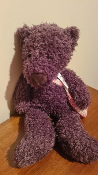 Urso de pelúcia castanho com bolsa. 40cm de altura