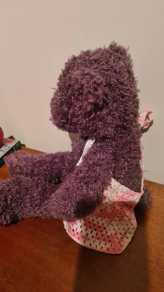 Urso de pelúcia castanho com bolsa. 40cm de altura
