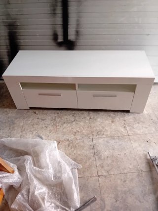 Mesa TV blanca con compartimentos