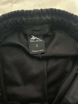 Pantalones deportivos negros y blancos