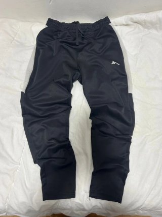 Pantalones deportivos negros y blancos