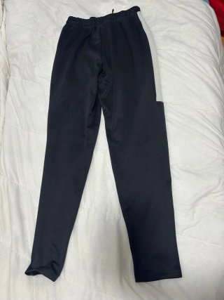Pantalones deportivos negros y blancos