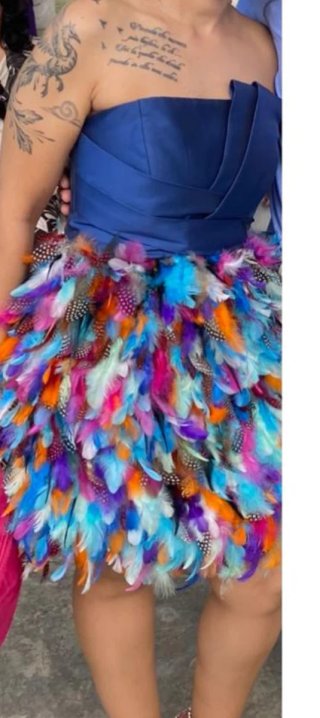 Vestido azul con falda de plumas