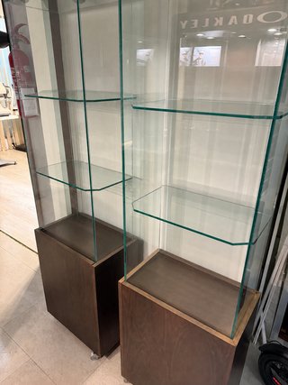 2 Vitrinas Expositoras Cristal y Madera con Ruedas