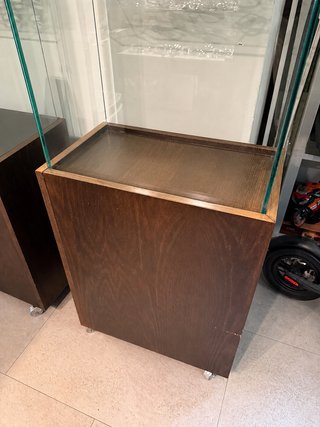 2 Vitrinas Expositoras Cristal y Madera con Ruedas