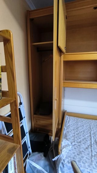 Mueble habitación madera clara con cama nido