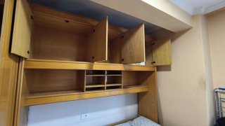 Mueble habitación madera clara con cama nido