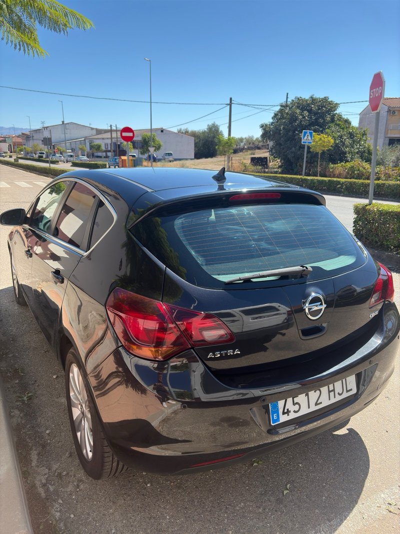 Opel Astra 2012 - foto 1