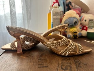 Sandalias doradas tacón pedrería