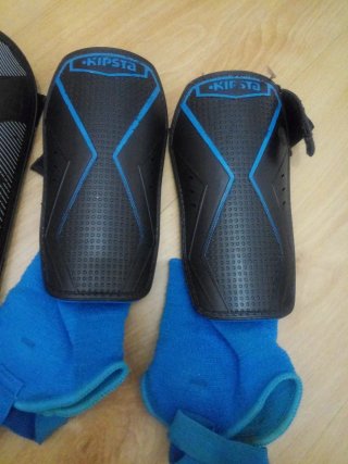 Espinilleras Kipsta Negras y Azules