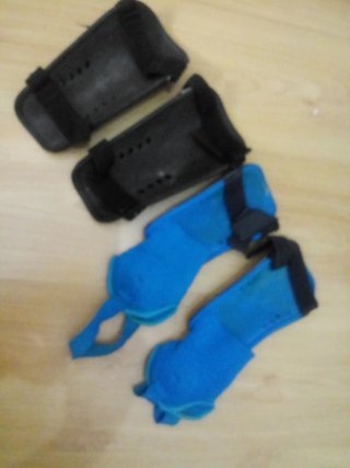 Espinilleras Kipsta Negras y Azules