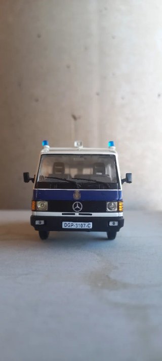 Mercedes MB140 1/43 Policía