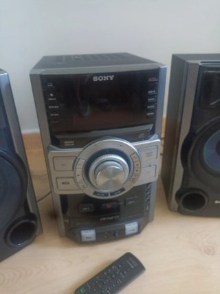 Mini cadena Sony con altavoces