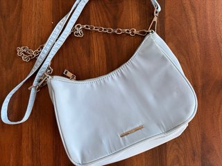 Bolso azul con cadena