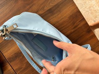 Bolso azul con cadena