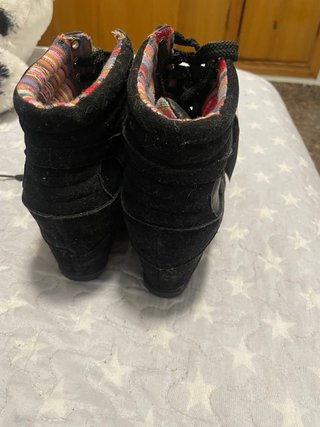Botín negro con detalles multicolor