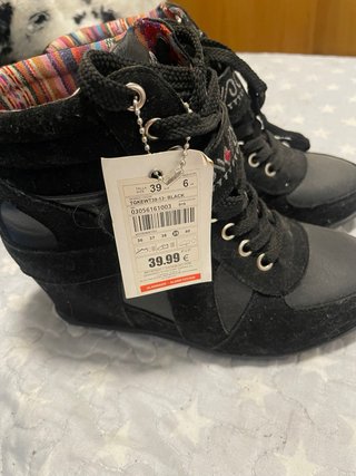 Botín negro con detalles multicolor
