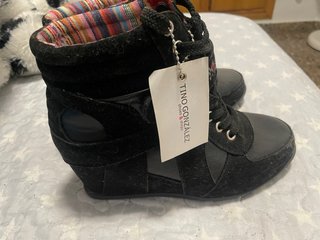 Botín negro con detalles multicolor