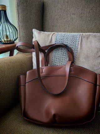 Elegante bolso marrón