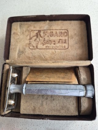 Lote de estuche, maquinilla y cuchillas de afeitar