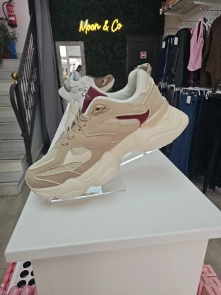 Tenis beige y burdeos