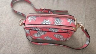 Bolso bandolera coral con piñas