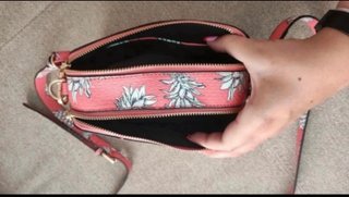 Bolso bandolera coral con piñas