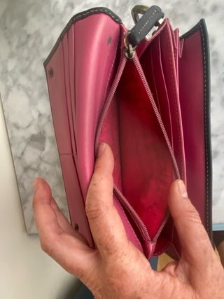 Cartera Tous piel negra alargada