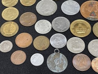 Lote 43 monedas mundiales y españolas + medalla