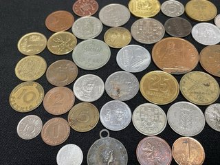 Lote 43 monedas mundiales y españolas + medalla