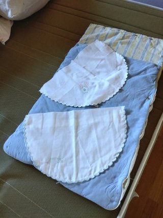 Saco de bebé azul con estampado de rayas