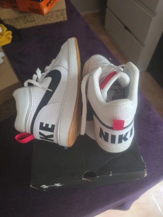 Zapatillas Nike Blancas y Rojas
