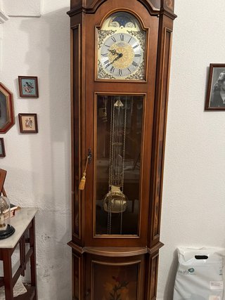 Reloj de pie antiguo de péndulo