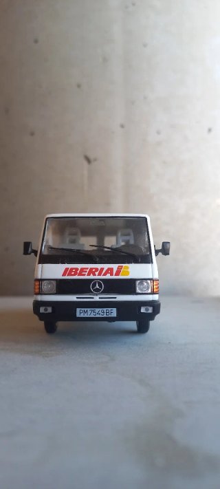 Mercedes MB100 1/43