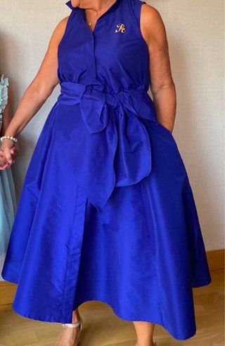Vestido de fiesta azul klein.