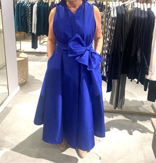 Vestido de fiesta azul klein.