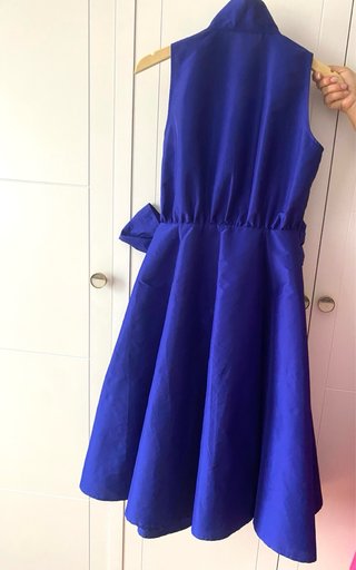 Vestido de fiesta azul klein.