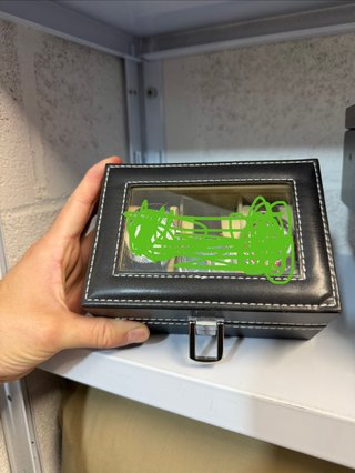 Relojero negro con tapa transparente