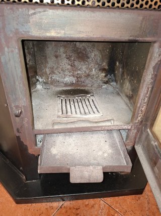 Estufa de leña de esquina negra, con turbina...