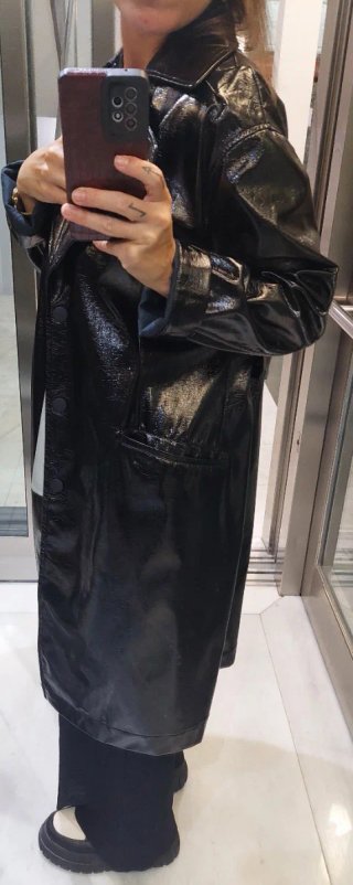 Gabardina efecto charol Mango