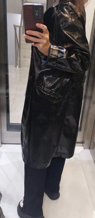 Gabardina efecto charol Mango
