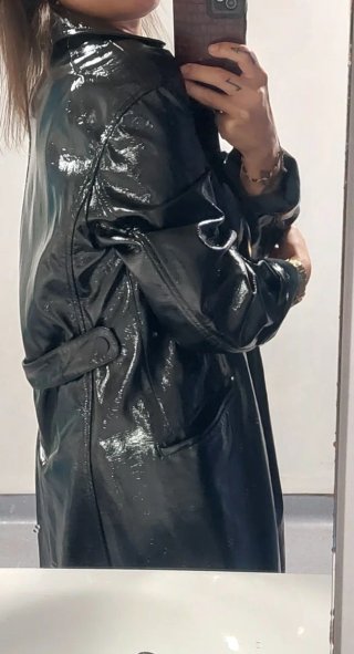 Gabardina efecto charol Mango