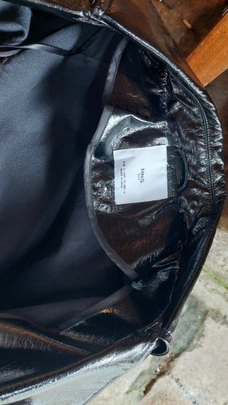 Gabardina efecto charol Mango