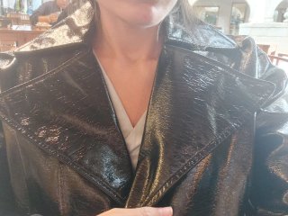 Gabardina efecto charol Mango